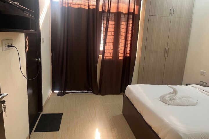 Room 8 of 17