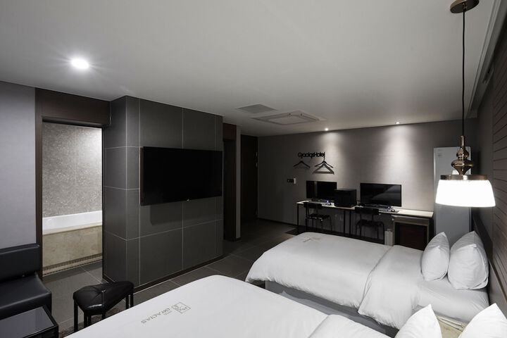 Room 13 of 110