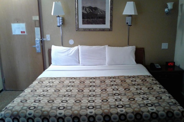 1 King Bed (4 of 10)