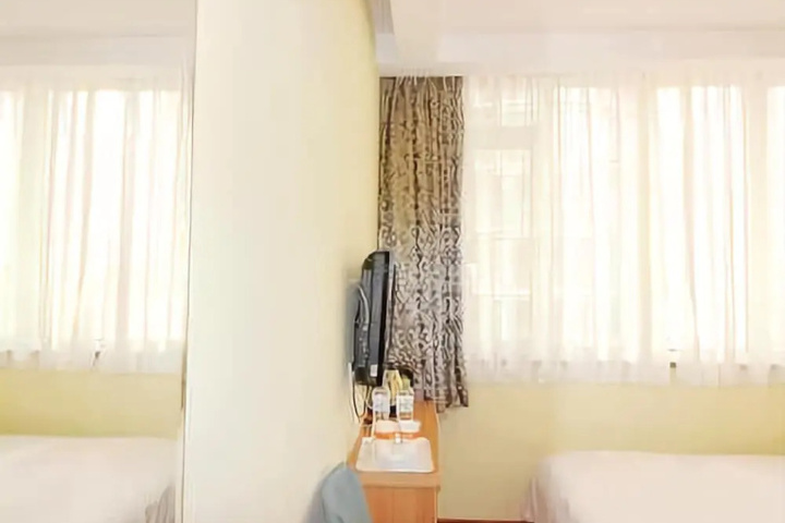 Room 7 of 10