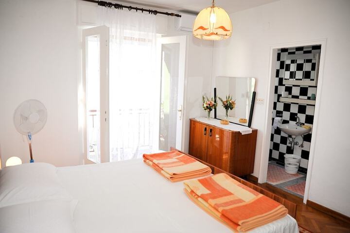 Room 6 of 7