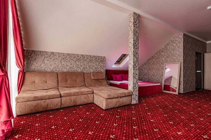 Room 6 of 18