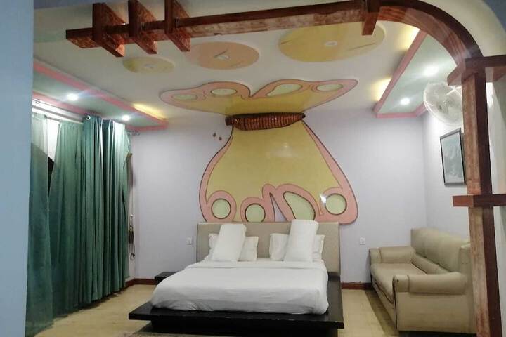 Room 5 of 16
