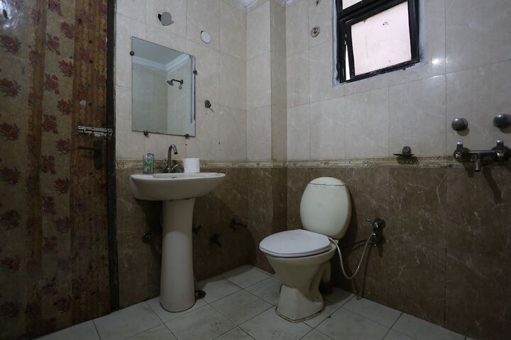 Room 5 of 9