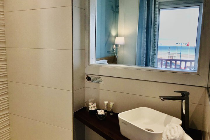 Room 102 of 177