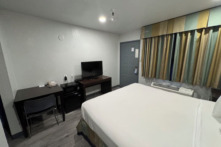 1 King Bed (5 of 7)