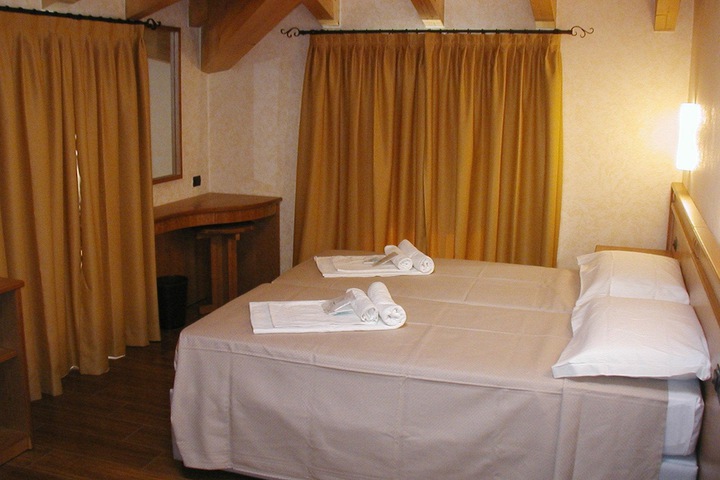 Room 2 of 20