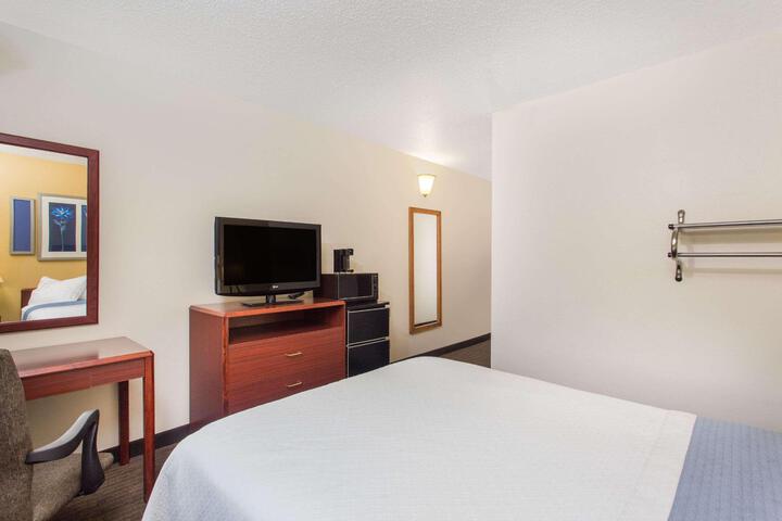 1 Queen Bed (3 of 7)