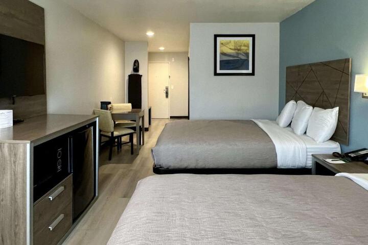 1 Queen Bed (28 of 37)