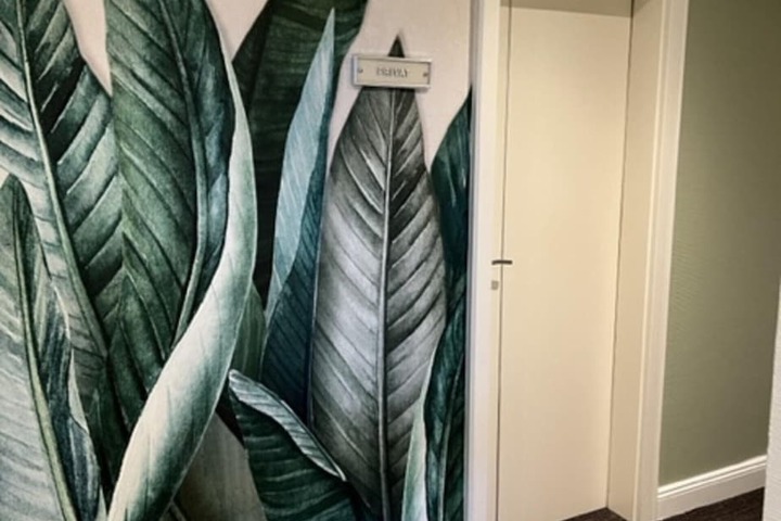Room 6 of 10