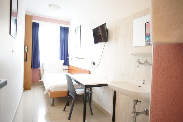 Room 15 of 83