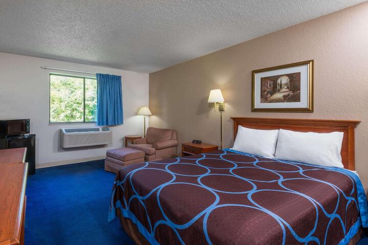 1 King Bed (9 of 10)