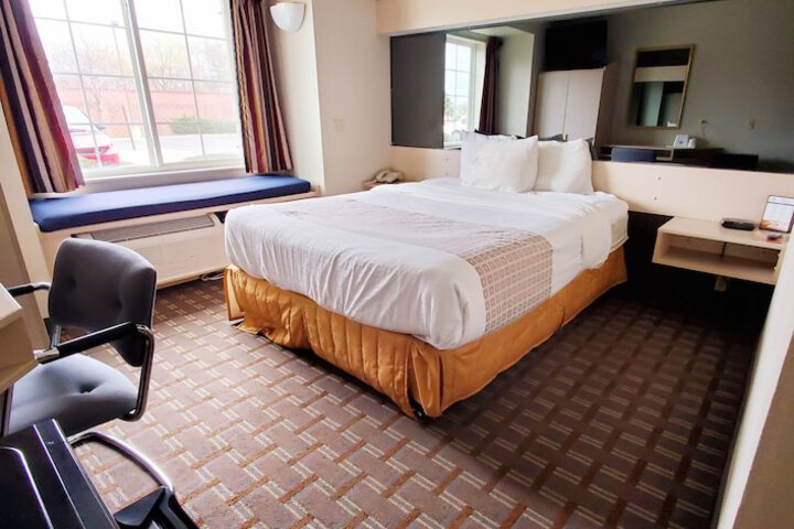 1 Queen Bed (11 of 21)