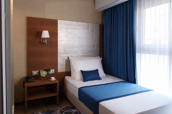 Room 12 of 100