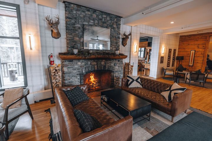 Lounge 49 of 85