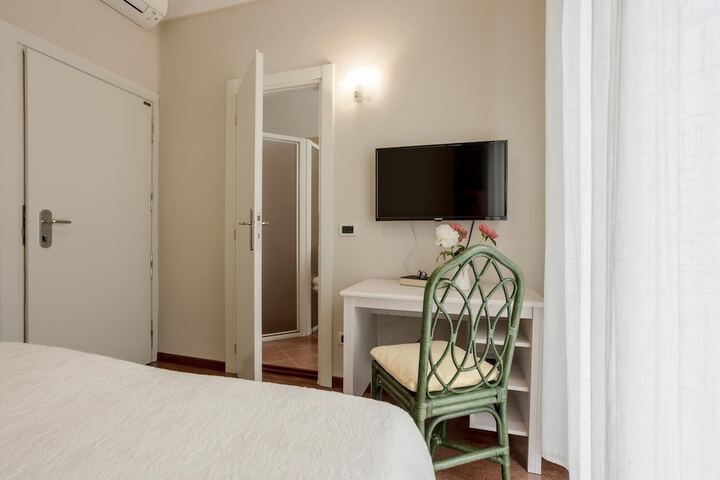Room 8 of 105