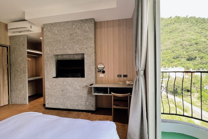 Room 9 of 11