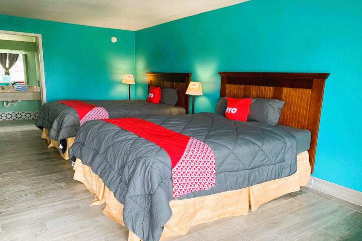 Deluxe Queen Bed (2 of 7)
