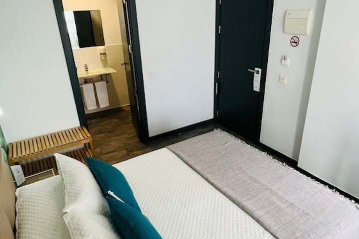 Room 8 of 32
