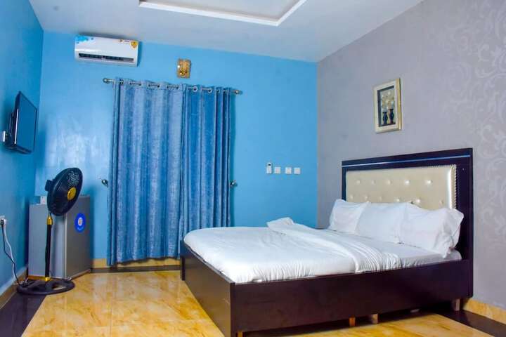 Room 2 of 38