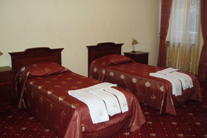 Room 10 of 33