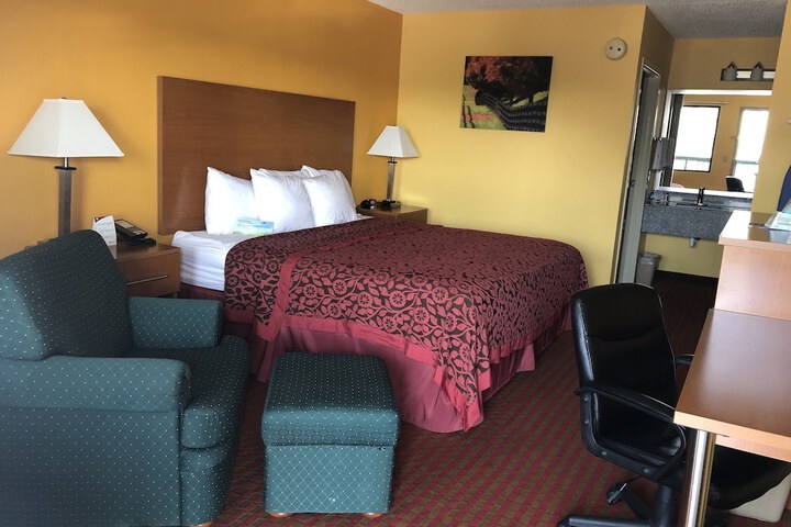 1 King Bed (4 of 22)