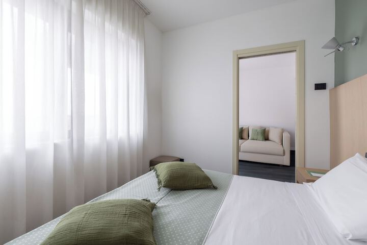Room 8 of 48