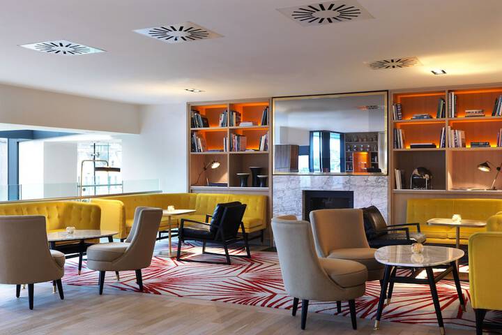 Entrance & Lobby