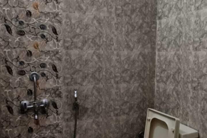 Room 7 of 9