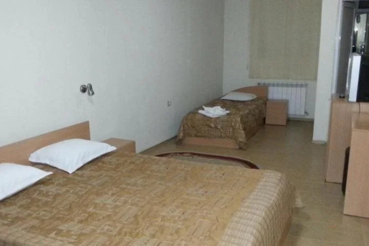Room 4 of 12
