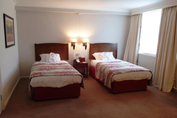 Room 4 of 9