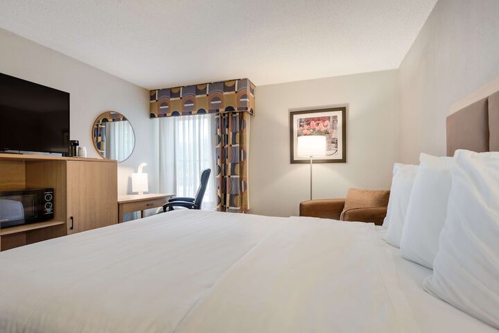 2 Queen Beds Flat Screen Television Microwave and Refrigerator High Speed Internet Accessible Full Breakfast (2 of 12)