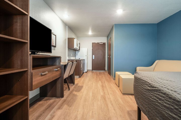 1 Queen Bed (5 of 31)