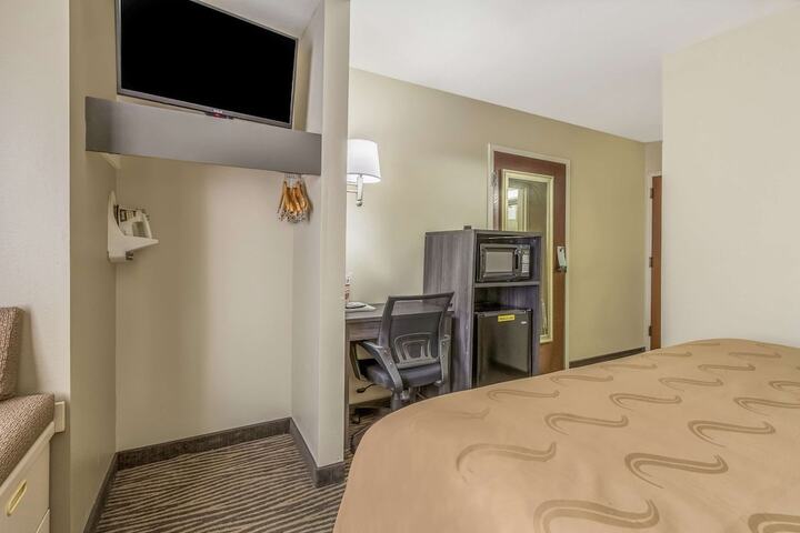 1 King Bed (2 of 18)