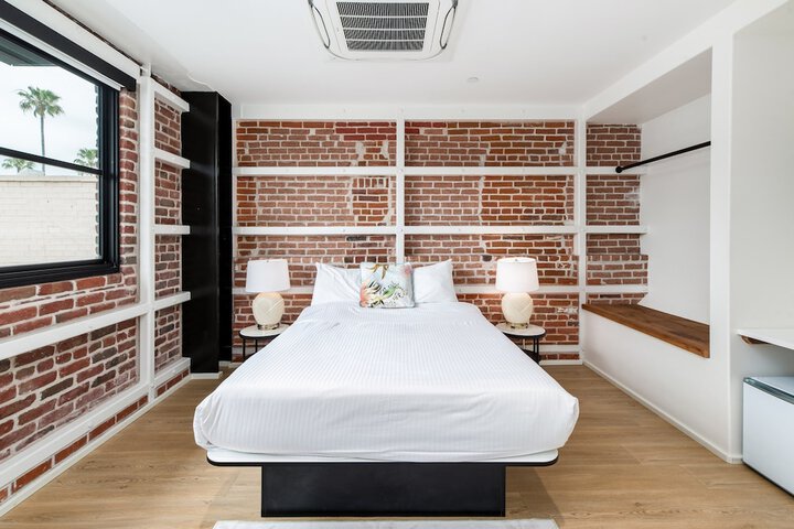 Room 7 of 98