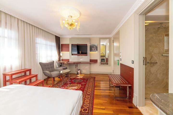 Room 73 of 102