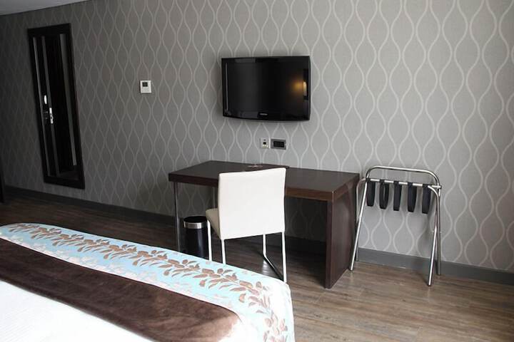 Room 13 of 63