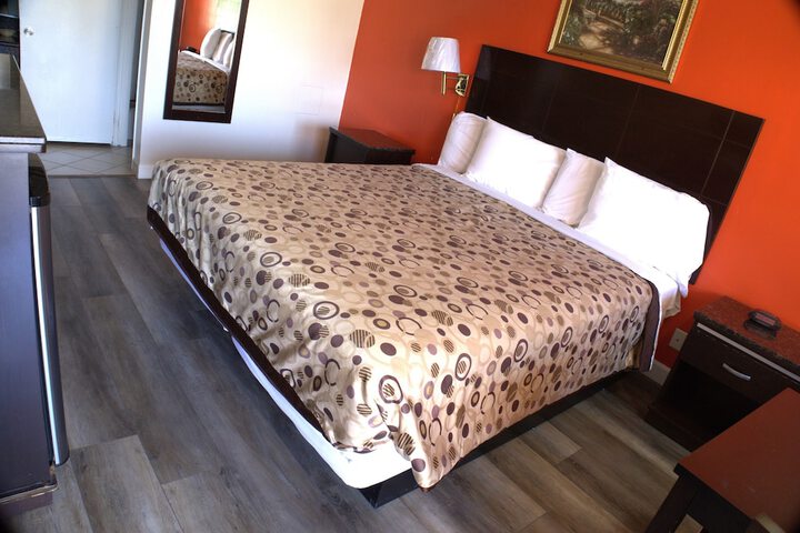 1 King Bed (7 of 17)