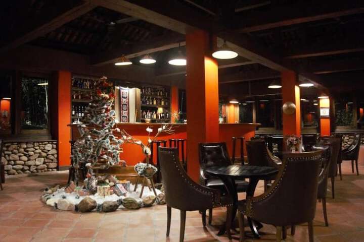 Lounge 26 of 27