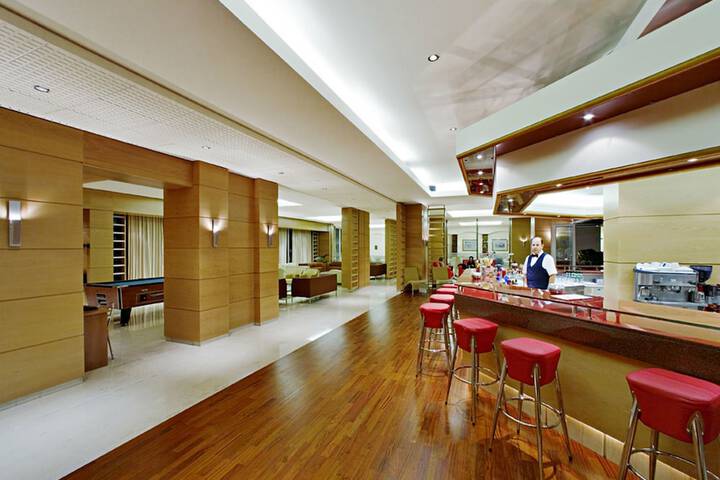 Lounge 40 of 54