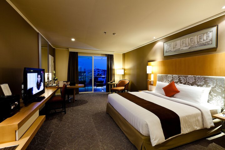 Room 6 of 100