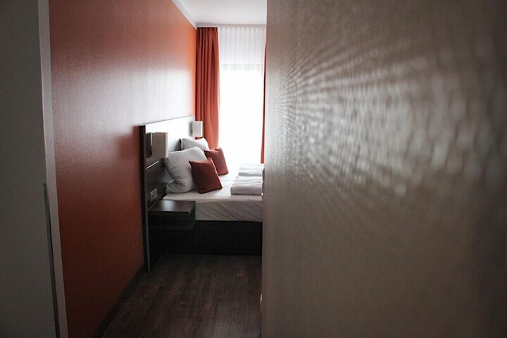 Room 8 of 33