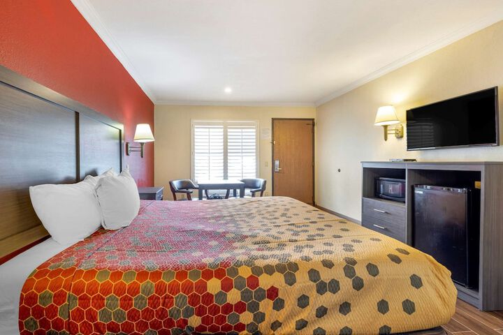 1 King Bed (10 of 10)