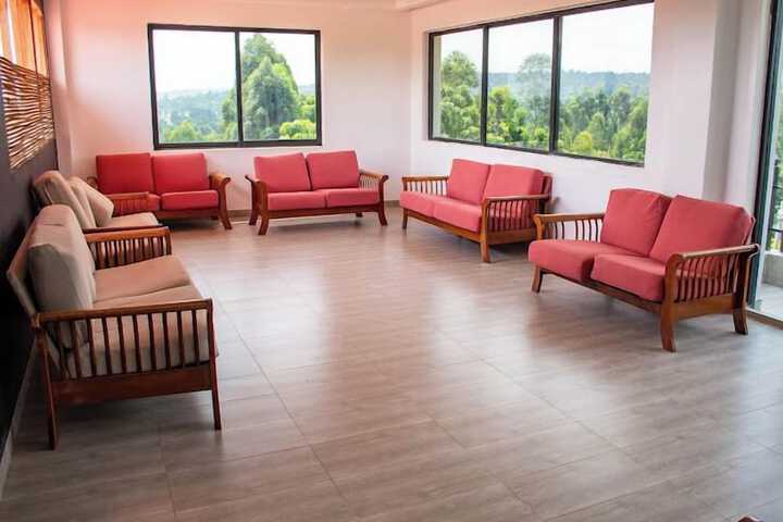 Lounge 43 of 57