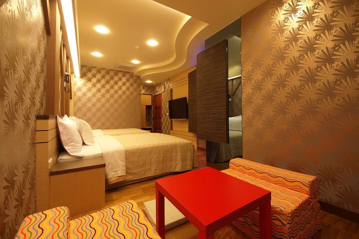 Room 7 of 11