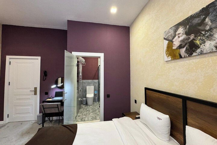 Room 13 of 32