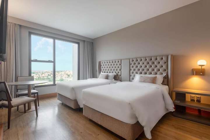 Room 4 of 62
