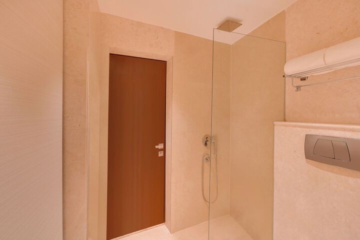 Room 10 of 24
