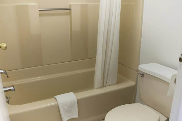 Deep soaking bathtub