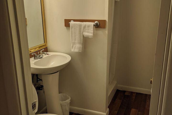 Room 9 of 16